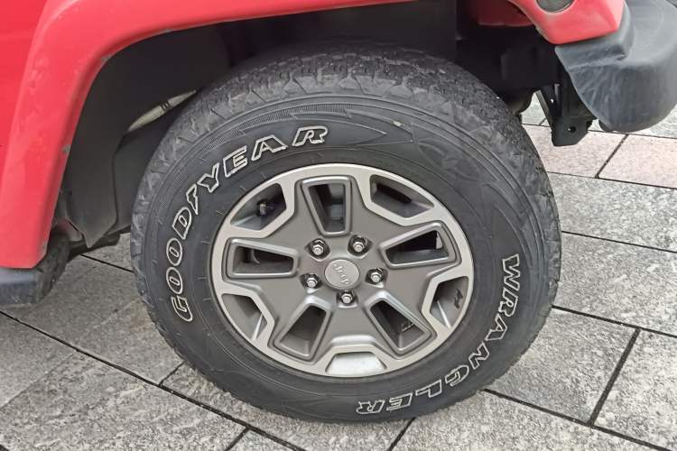 Used Jeep Wrangler 2013 3.6L Sahara two-door model Right Front Wheel Hub
