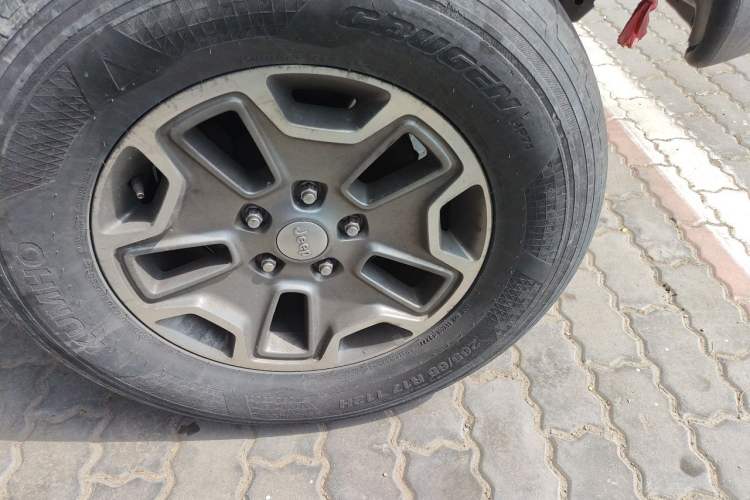 Used Jeep Wrangler 2013 3.6L Sahara Four-Door Edition Right Front Wheel Hub