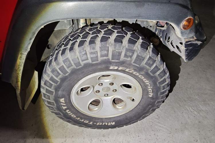 Used Jeep Wrangler 2013 3.6L Rubicon four-door model Right Front Wheel Hub