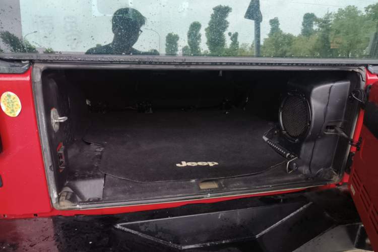Used Jeep Wrangler 2013 3.6L Rubicon four-door model Trunk