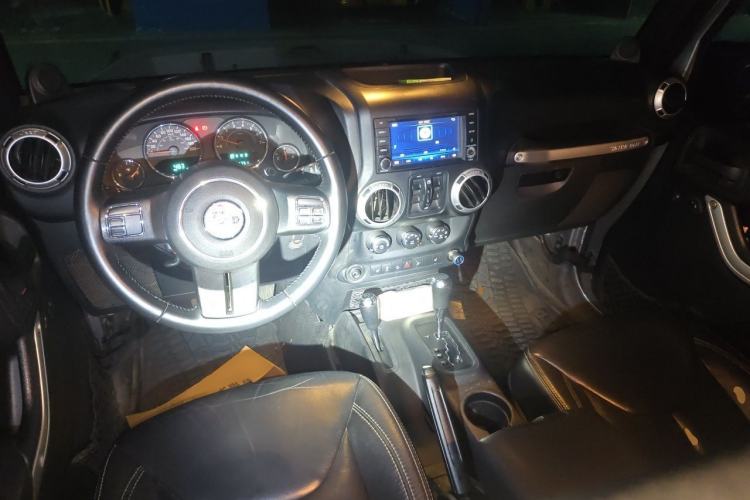 Used Jeep Wrangler 2013 3.6L Sahara Four-Door Edition Center Console