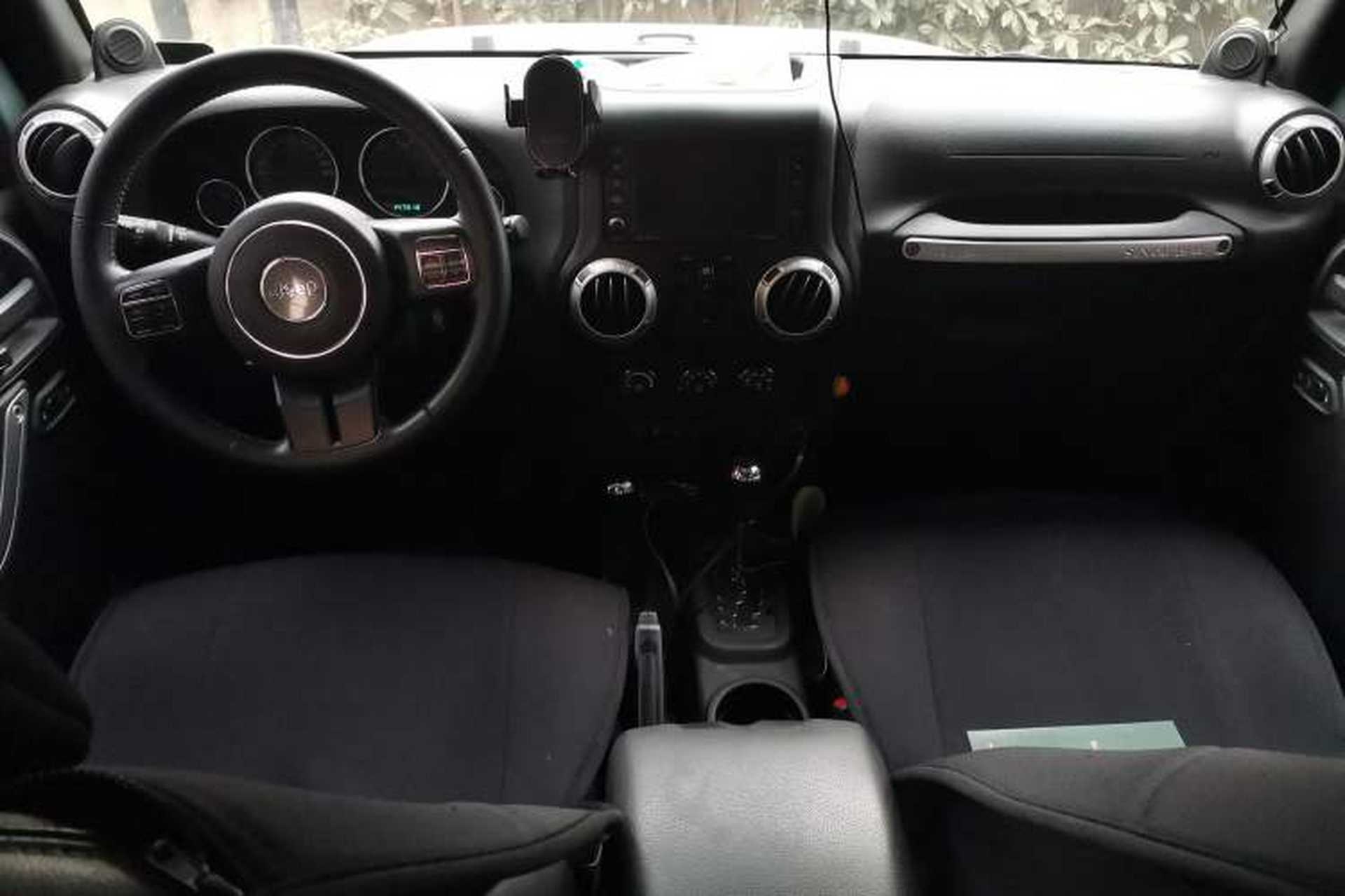 Used Jeep Wrangler 2013 3.6L Sahara Four-Door Edition Center Console