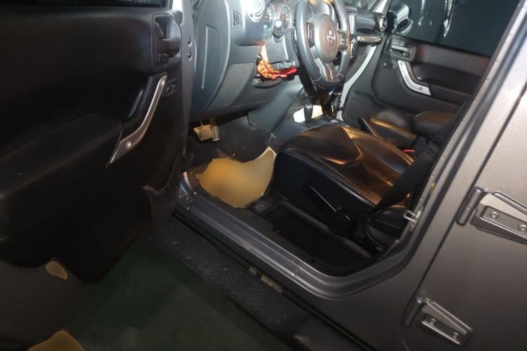 Used Jeep Wrangler 2013 3.6L Sahara Four-Door Edition Driver Seat