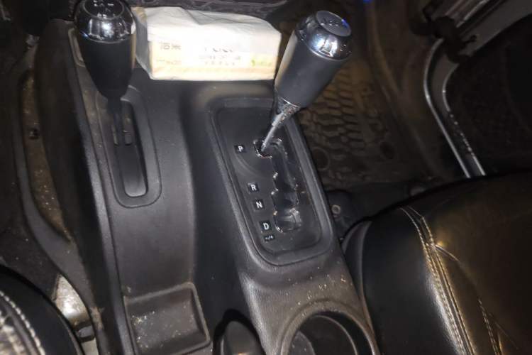 Used Jeep Wrangler 2013 3.6L Sahara Four-Door Edition Gear Lever