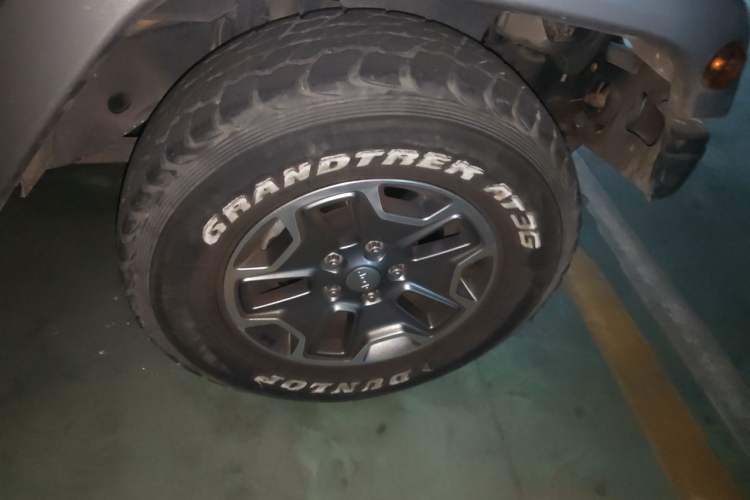 Used Jeep Wrangler 2013 3.6L Sahara Four-Door Edition Right Front Wheel Hub