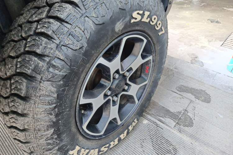 Used Jeep Wrangler 2013 3.6L Sahara two-door model Right Front Wheel Hub