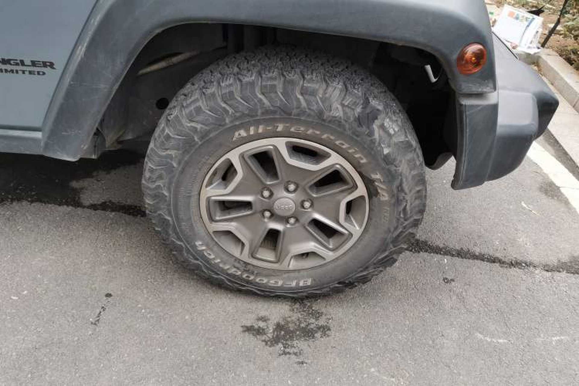 Used Jeep Wrangler 2013 3.6L Sahara Four-Door Edition Right Front Wheel Hub