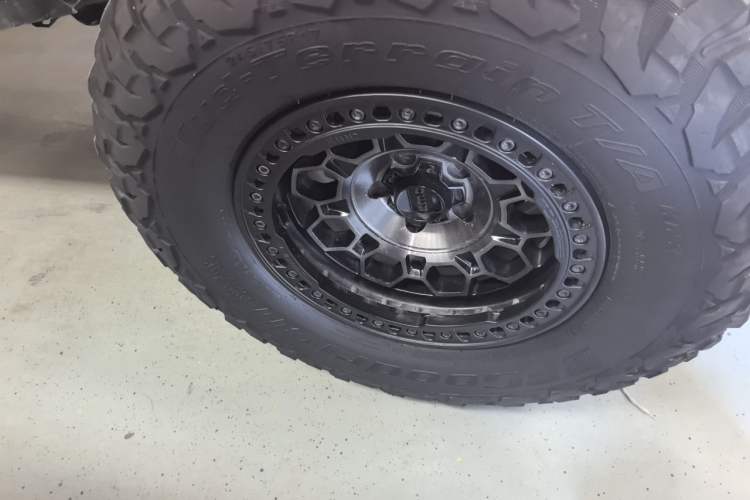 Used Jeep Wrangler 2013 3.6L Sahara two-door model Right Front Wheel Hub