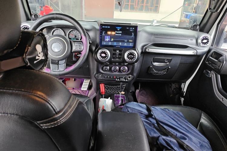 Used Jeep Wrangler 2013 3.6L Sahara Four-Door Edition Center Console