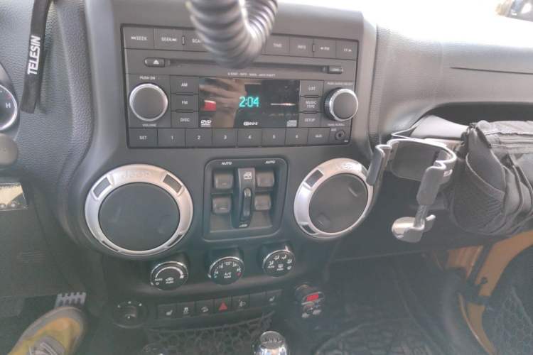 Used Jeep Wrangler 2013 3.6L Four-Door 10th Anniversary Edition Audio And AC Panel