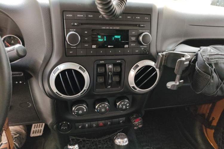 Used Jeep Wrangler 2013 3.6L Sahara Four-Door Edition Audio And AC Panel