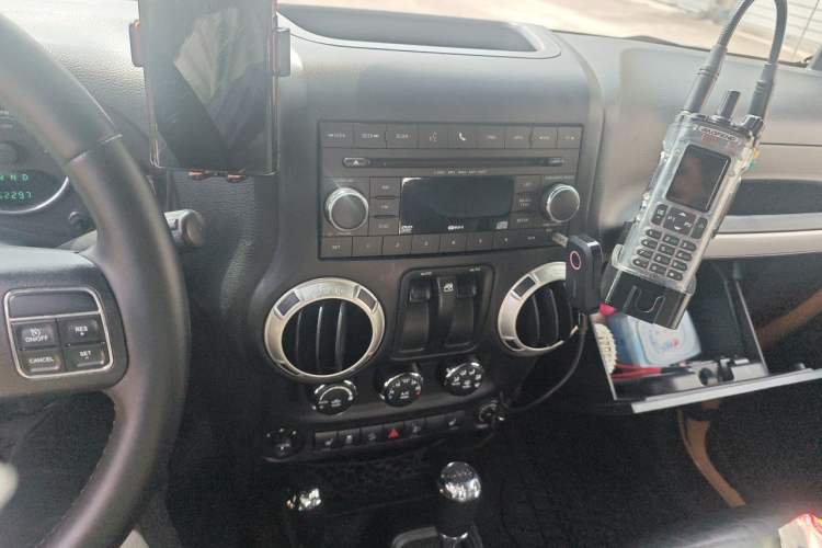Used Jeep Wrangler 2013 3.6L Rubicon two-door version Audio And AC Panel