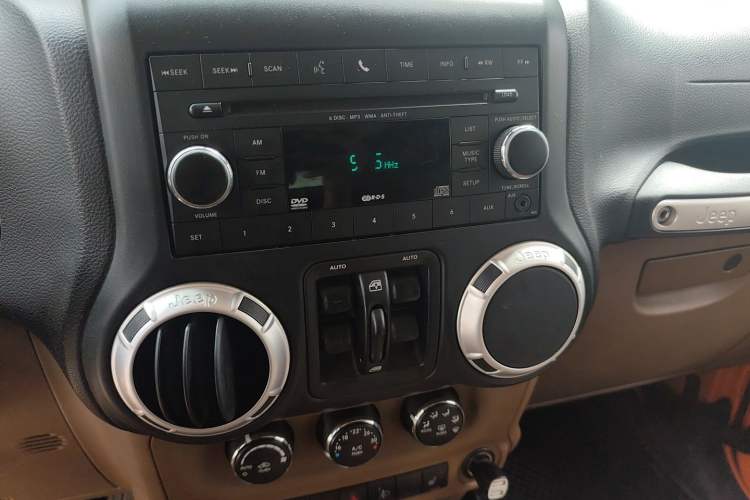 Used Jeep Wrangler 2013 3.6L Sahara Four-Door Edition Audio And AC Panel