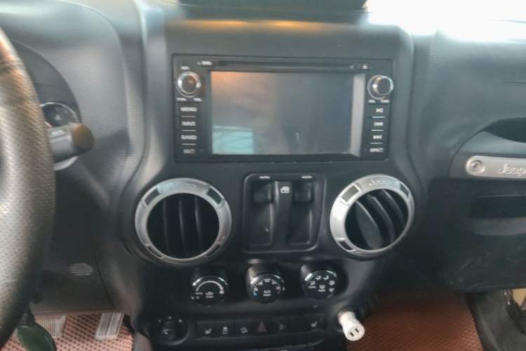 Used Jeep Wrangler 2013 3.6L Sahara two-door model Audio And AC Panel