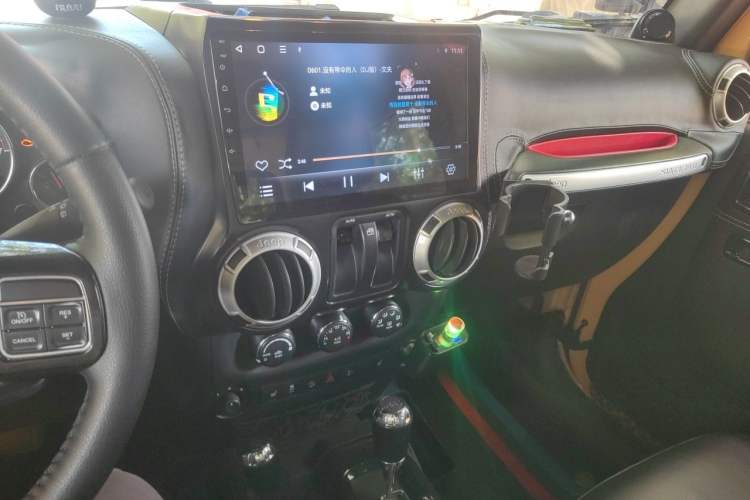Used Jeep Wrangler 2013 3.6L Rubicon two-door version Audio And AC Panel