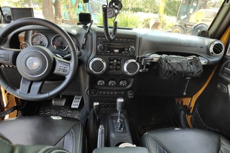 Used Jeep Wrangler 2013 3.6L Four-Door 10th Anniversary Edition Center Console