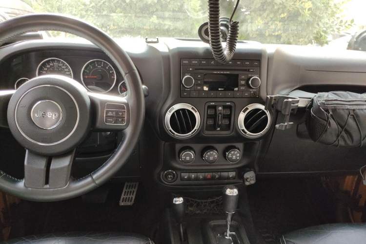 Used Jeep Wrangler 2013 3.6L Sahara Four-Door Edition Center Console