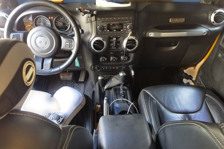 Used Jeep Wrangler 2013 3.6L Sahara Four-Door Edition Center Console