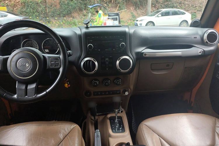 Used Jeep Wrangler 2013 3.6L Sahara Four-Door Edition Center Console