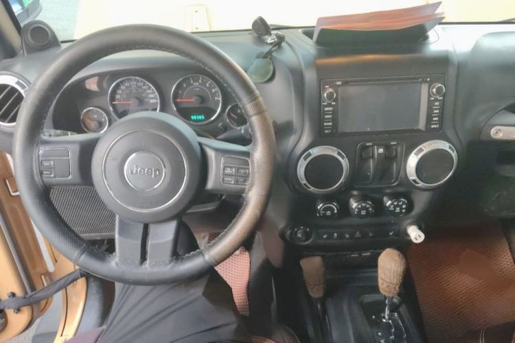 Used Jeep Wrangler 2013 3.6L Sahara two-door model Center Console