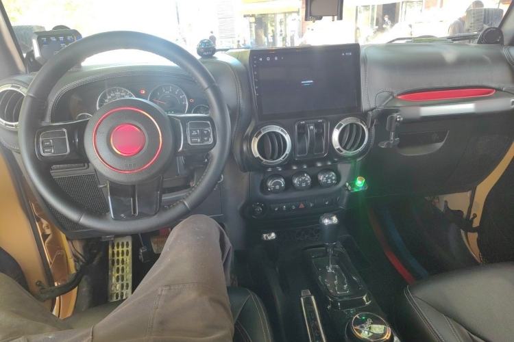 Used Jeep Wrangler 2013 3.6L Rubicon two-door version Center Console