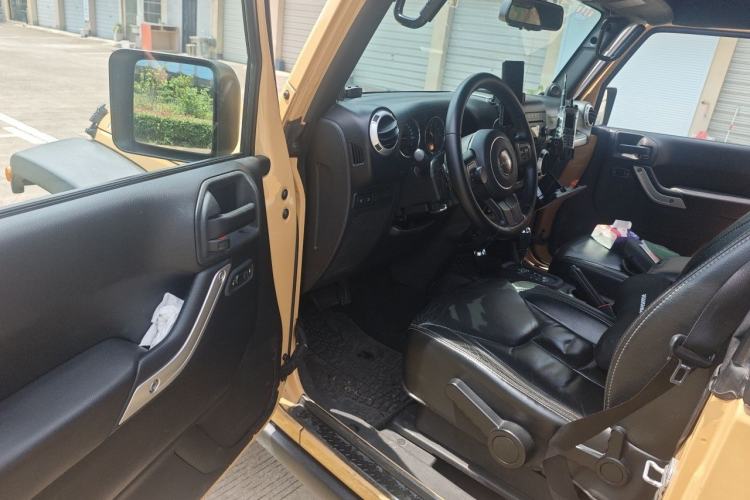 Used Jeep Wrangler 2013 3.6L Rubicon two-door version Driver Seat