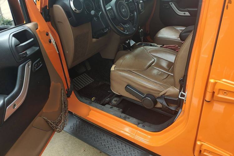 Used Jeep Wrangler 2013 3.6L Sahara Four-Door Edition Driver Seat