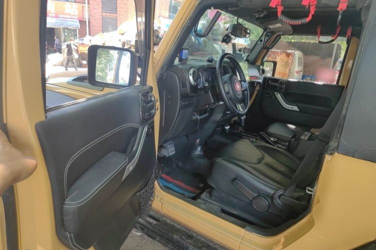 Used Jeep Wrangler 2013 3.6L Rubicon two-door version Driver Seat