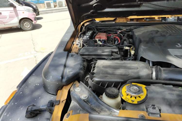 Used Jeep Wrangler 2013 3.6L Four-Door 10th Anniversary Edition Engine Bay Right