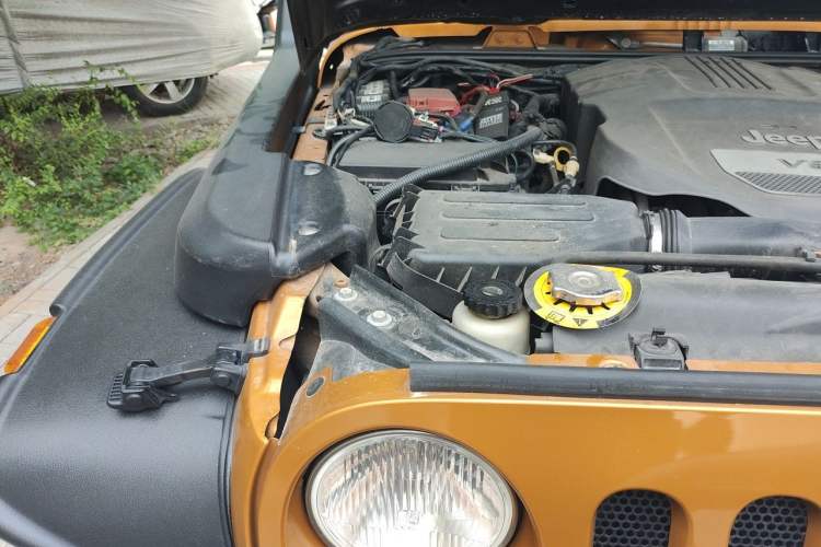Used Jeep Wrangler 2013 3.6L Sahara Four-Door Edition Engine Bay Right