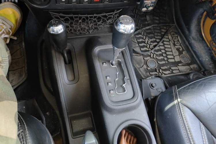 Used Jeep Wrangler 2013 3.6L Four-Door 10th Anniversary Edition Gear Lever