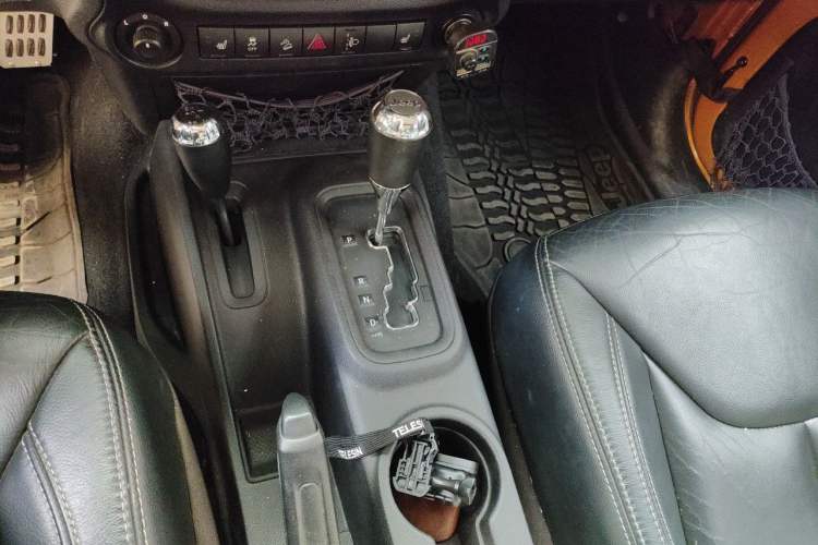 Used Jeep Wrangler 2013 3.6L Sahara Four-Door Edition Gear Lever