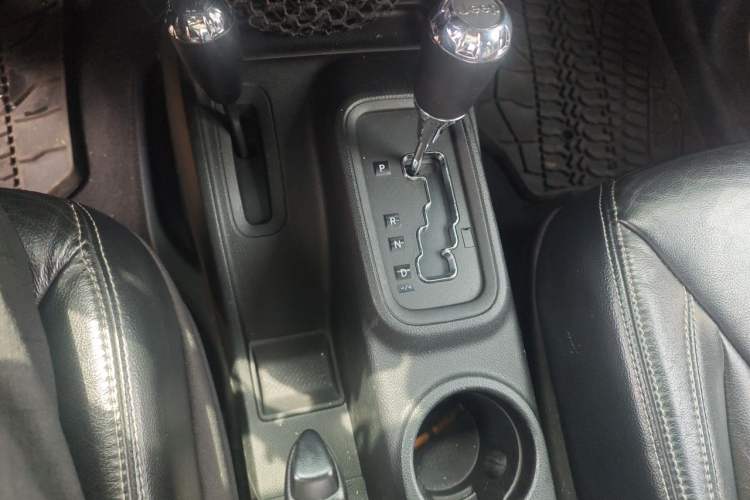 Used Jeep Wrangler 2013 3.6L Rubicon two-door version Gear Lever