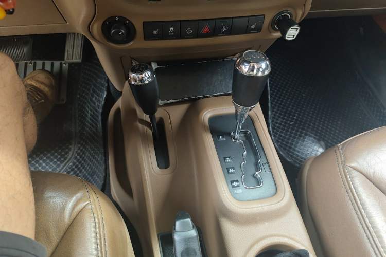 Used Jeep Wrangler 2013 3.6L Sahara Four-Door Edition Gear Lever