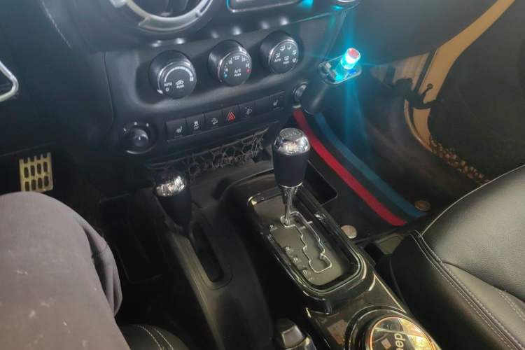 Used Jeep Wrangler 2013 3.6L Rubicon two-door version Gear Lever