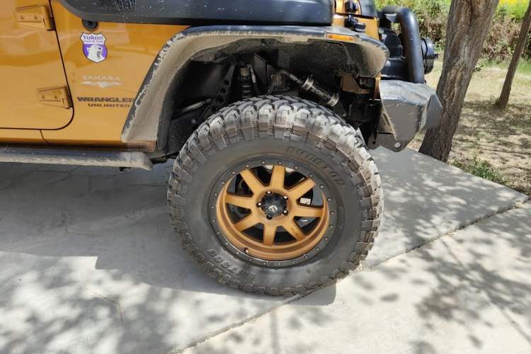 Used Jeep Wrangler 2013 3.6L Four-Door 10th Anniversary Edition Right Front Wheel Hub