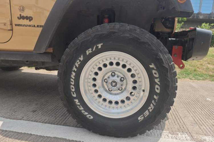 Used Jeep Wrangler 2013 3.6L Rubicon two-door version Right Front Wheel Hub