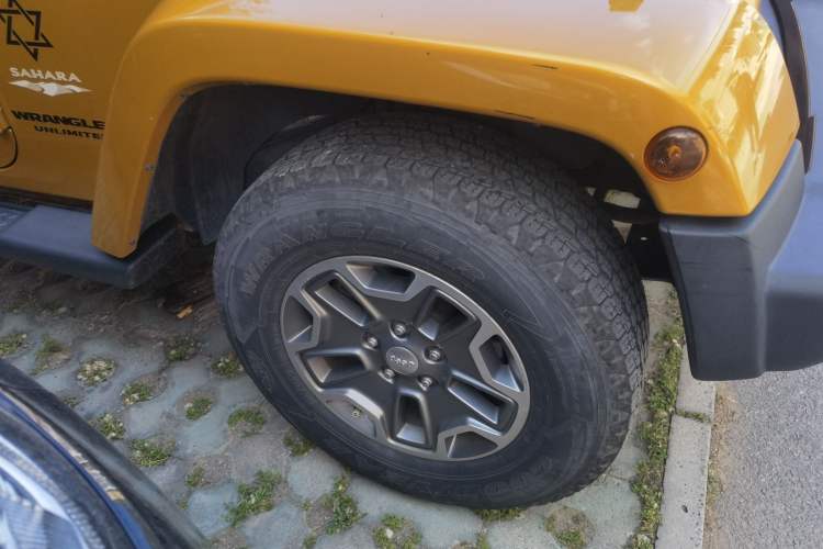 Used Jeep Wrangler 2013 3.6L Sahara Four-Door Edition Right Front Wheel Hub