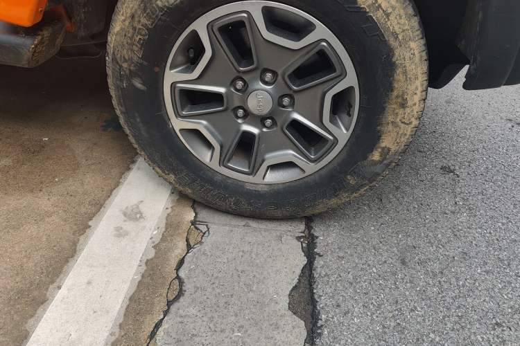 Used Jeep Wrangler 2013 3.6L Sahara Four-Door Edition Right Front Wheel Hub