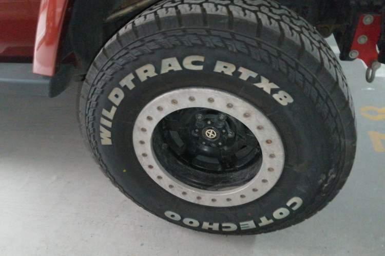 Used Jeep Wrangler 2013 3.6L Sahara two-door model Right Front Wheel Hub