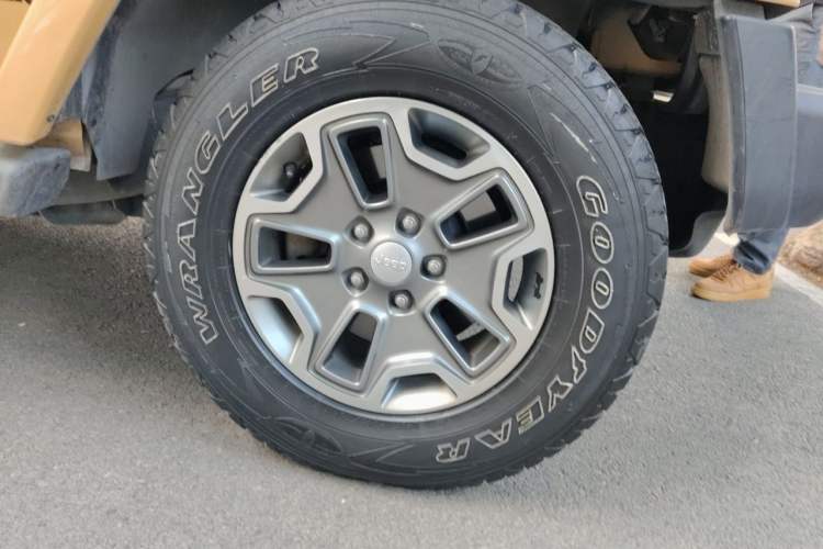 Used Jeep Wrangler 2013 3.6L Sahara two-door model Right Front Wheel Hub