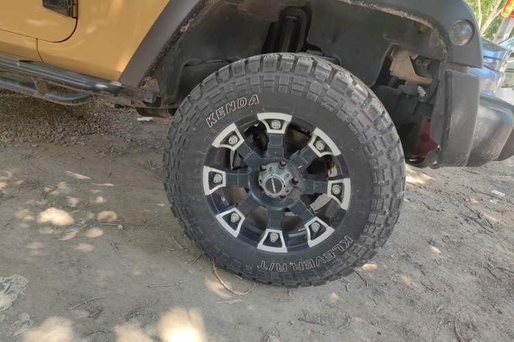 Used Jeep Wrangler 2013 3.6L Rubicon two-door version Right Front Wheel Hub