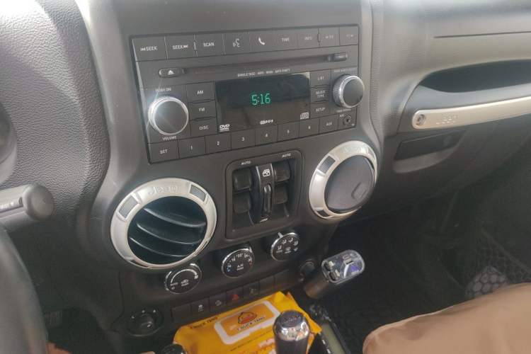 Used Jeep Wrangler 2014 3.0L Sahara Four-Door Edition Audio And AC Panel