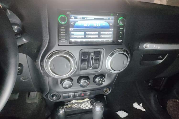 Used Jeep Wrangler 2014 2.8TD Sahara Four-Door Edition Audio And AC Panel