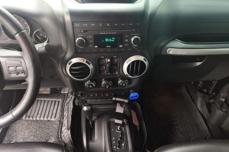 Used Jeep Wrangler 2014 3.0L Sahara Four-Door Edition Audio And AC Panel