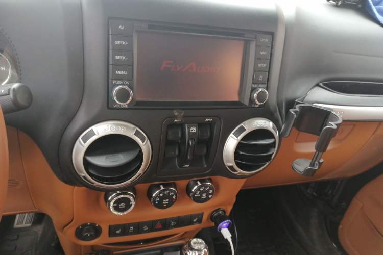 Used Jeep Wrangler 2014 3.0L Sahara Four-Door Edition Audio And AC Panel