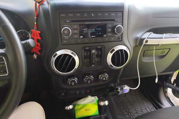 Used Jeep Wrangler 2014 2.8TD Sahara Four-Door Edition Audio And AC Panel