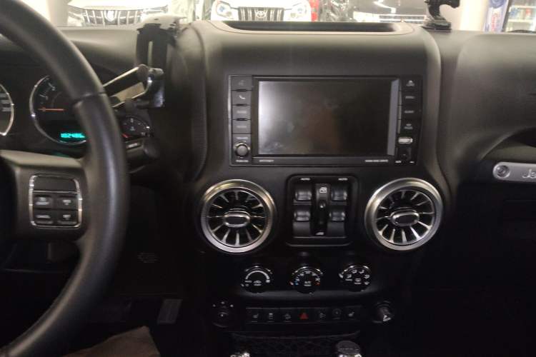 Used Jeep Wrangler 2014 3.0L Sahara Four-Door Edition Audio And AC Panel