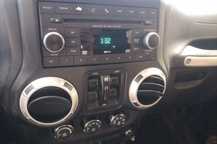 Used Jeep Wrangler 2014 3.0L Sahara Four-Door Edition Audio And AC Panel