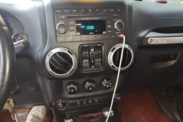 Used Jeep Wrangler 2014 2.8TD Sahara Four-Door Edition Audio And AC Panel